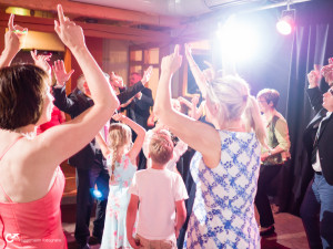 Wenn der Hochzeits-DJ für gute Stimmung sorgt, tanzen alle Altersklassen