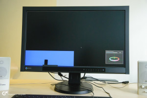 Der CG277 bei der Kalibrierung mit dem eingebauten Messkopf, der automatisch aus dem Monitorrahmen ausklappt.