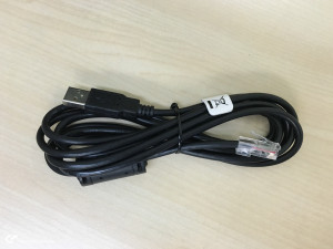 Ein spezielles Datenkabel liegt bei, das einen RJ45-Stecker zur USV hin und einen USB-Anschluss für Computer oder NAS hat.