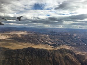 Blick aus dem Flugzeug auf die Anden bei Cusco, Peru